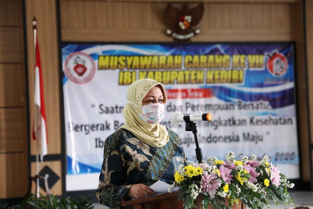 Bupati Kediri dr. Hj. Haryanti Sutrisno  saat memberikan sambutan.