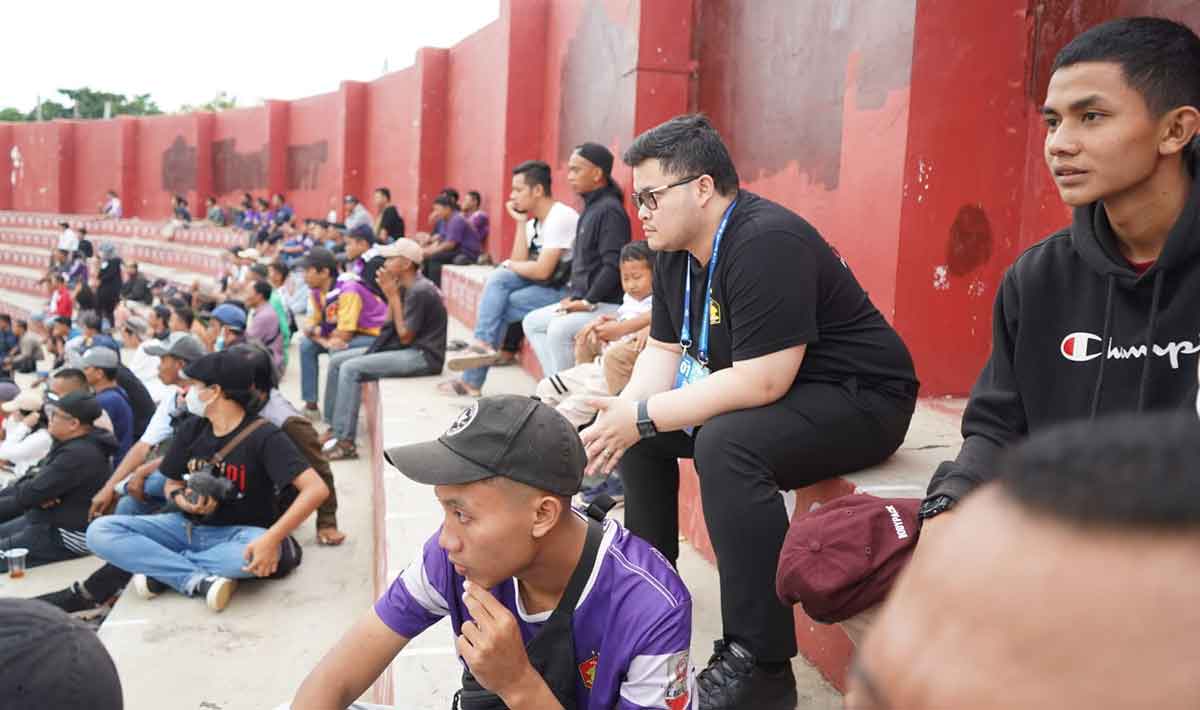 Bupati Kediri, Hanindhito Himawan Pramana, saat menonton laga Persik melawan Borneo FC. Foto: Ist