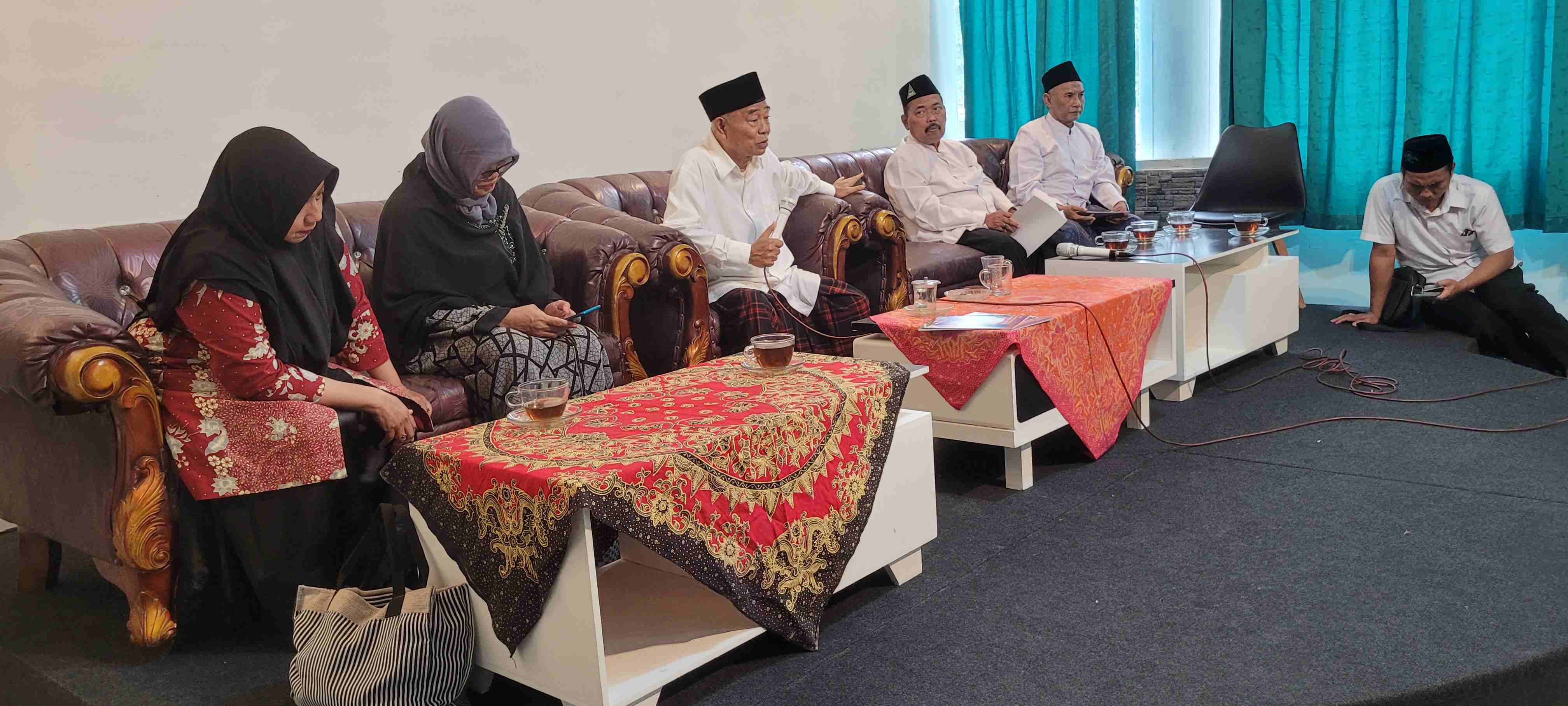 Prof Dr KH Asep Saifuddin Chalim, MA dan Nyai Hajjah Aslikhatun Mahmudah dalam pertemuan dengan para kiai, nyai dan tokoh Mojokerto di Guest House Pacet Mojokerto, Selasa (2/7/2024). Foto: MMA/bangsaonline