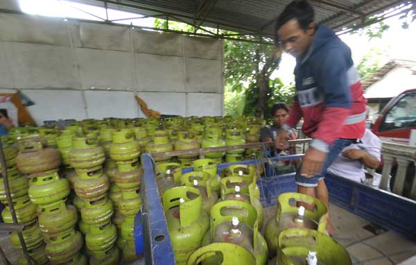 Kegiatan di sebuah pangkalan eliji. foto: RONY S/ BANGSAONLINE