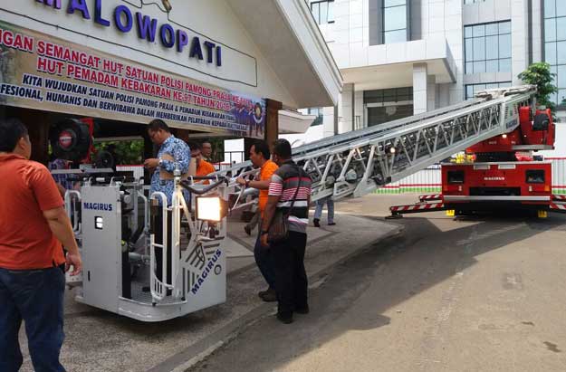 Mobil Damkar setinggi 60 meter yang dimiliki BPBD Bojonegoro. foto: EKY NURHADI/ BANGSAONLINE