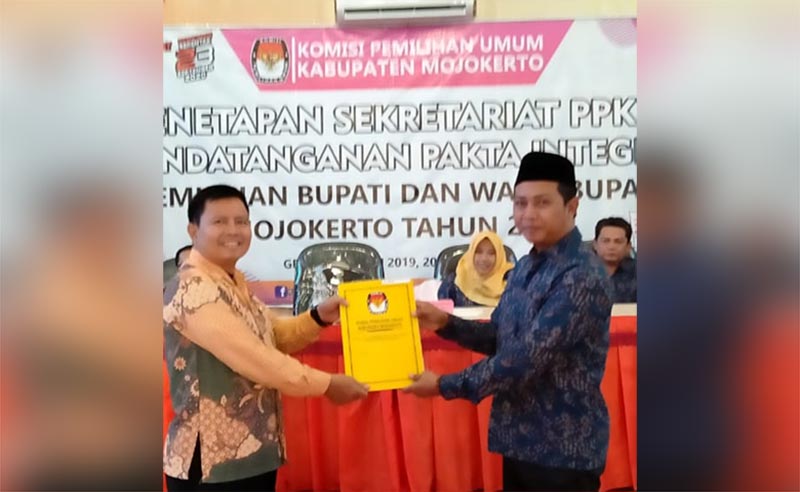 Penyerahan Pakta Integritas oleh Perwakilan Sekretariat PPK kepada Ketua KPU Kab. Mojokerto.