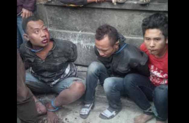 Tiga peracun sapi yang nyonyor dihajar massa.