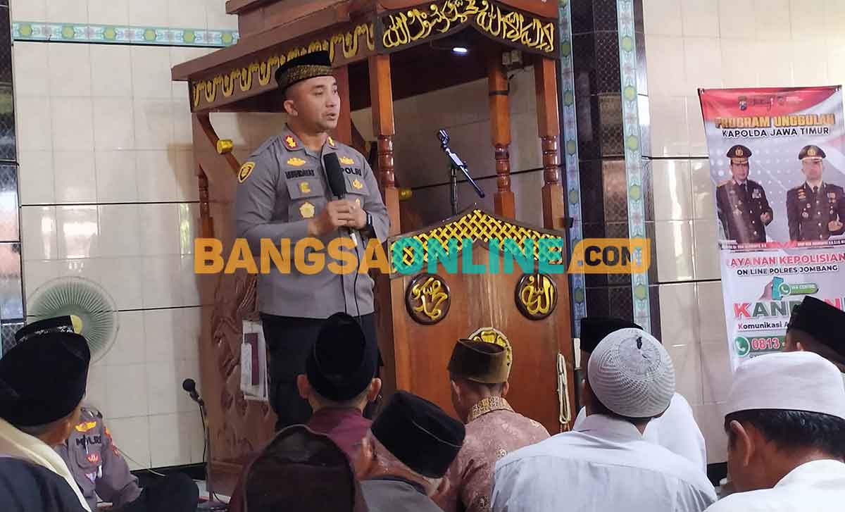 Kapolres Jombang, AKBP Moh Nurhidayat, saat Jumat Curhat di Masjid Hidayatulloh, Desa Senden, Kecamatan Peterongan. Foto: AAN AMRULLOH/BANGSAONLINE