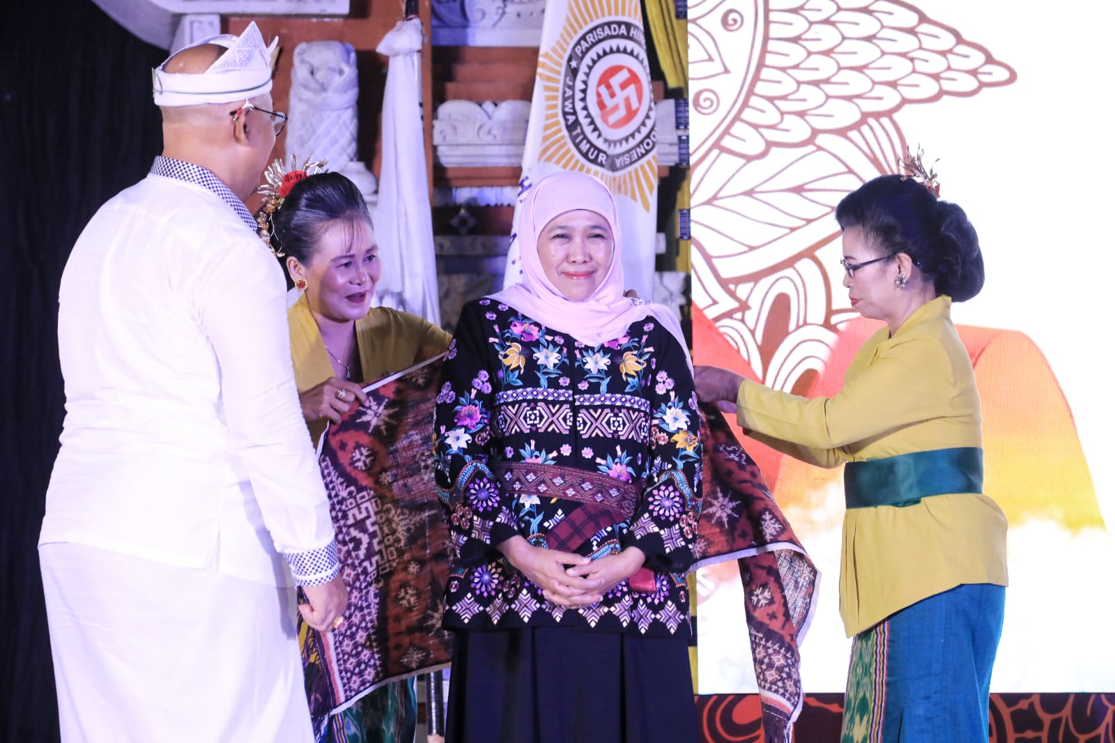 Gubernur Khofifah Indar Parawansa saat menerima penghargaan dari PHDI (dok. ist)