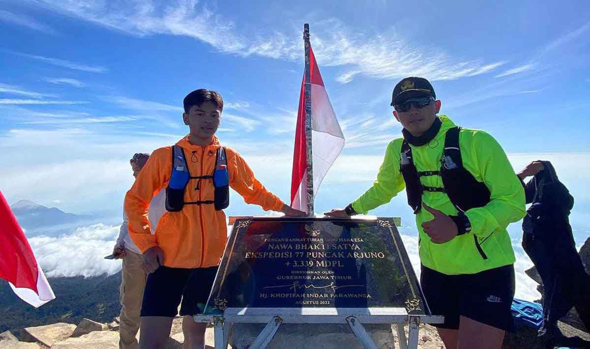 Para pendaki saat foto bersama di Prasasti Nawa Bhakti Satya, Gunung Arjuno.