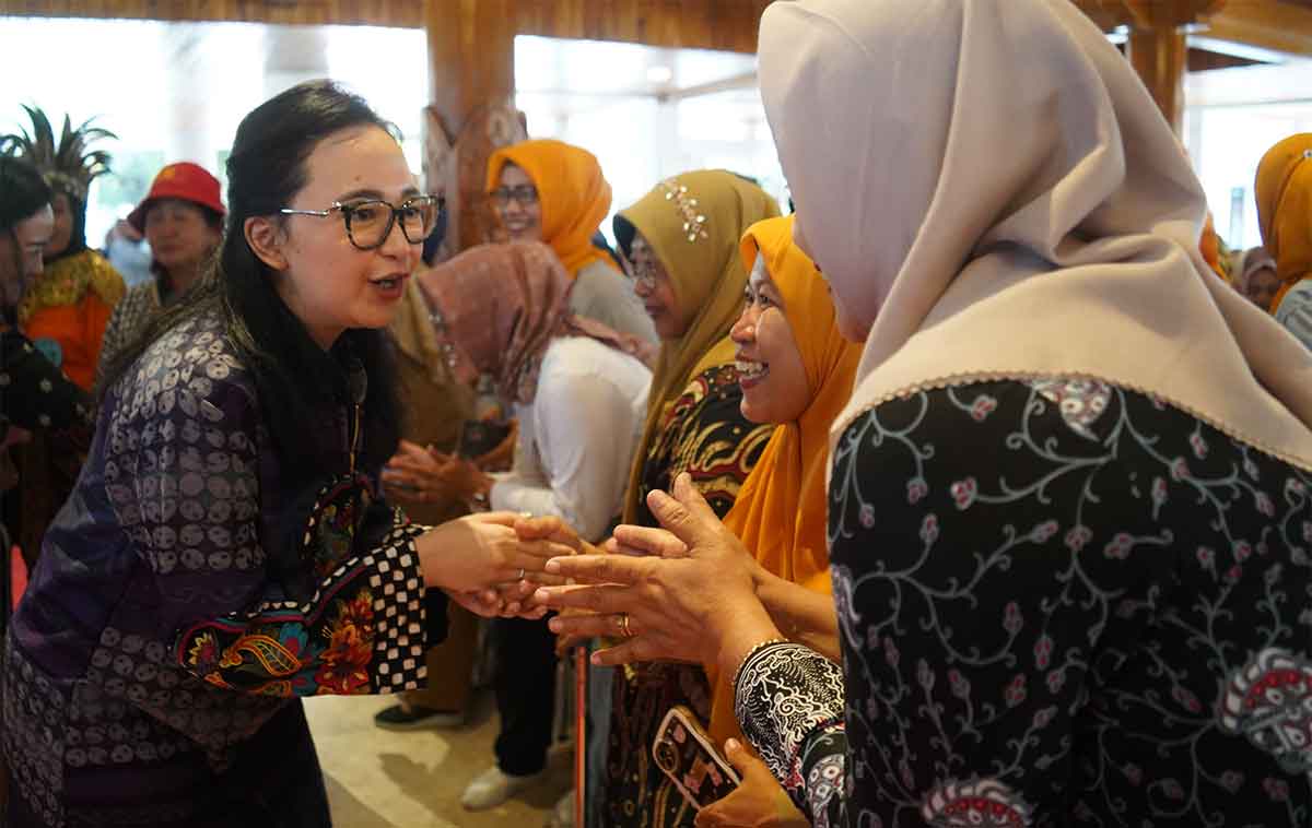 Ketua TP PKK Kabupaten Kediri, Eriani Annisa Hanindhito atau yang akrab disapa Mbak Cicha, saat menyalami para lansia. Foto: Ist