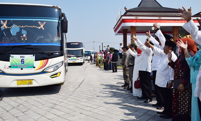Mbah Tarom saat memberangkatkan para JCH kloter 38 Kabupaten Madiun.