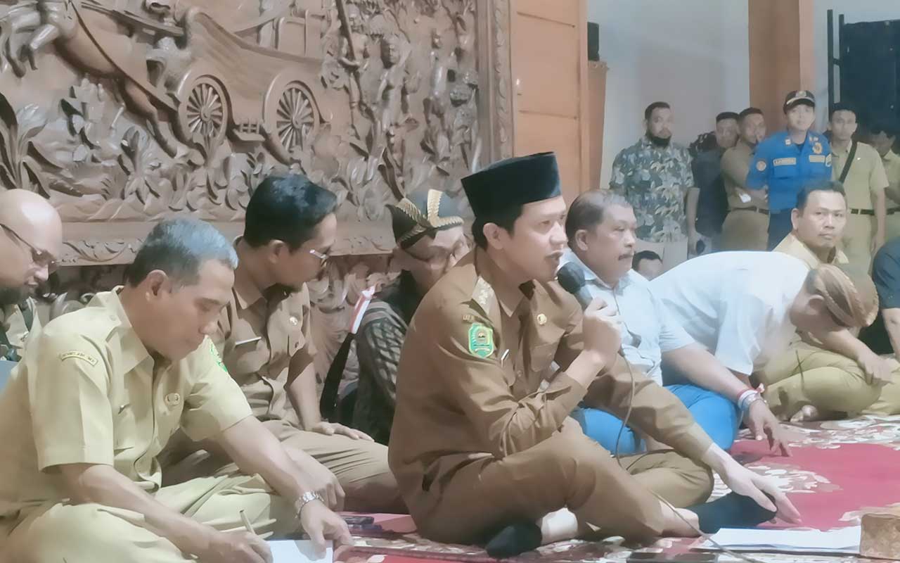 Wakil Bupati Trenggalek, Syah Natanegara bersama organisasi perangkat daerah (OPD) saat menerima para pendemo yang berada di Pendopo kabupaten setempat,  Senin (6/5/2024).