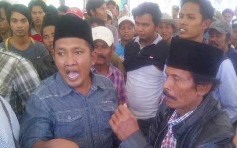 Warga kelurahan Pengongsean kecamatan Torjun memprotes pembentukan panitia pilkadas yang tidak transparan.