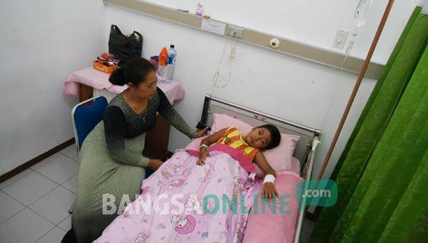 KORBAN: Pasien DBD saat dirawat di rumah sakit Mojowarno. foto: rony suhartomo/ BANGSAONLINE