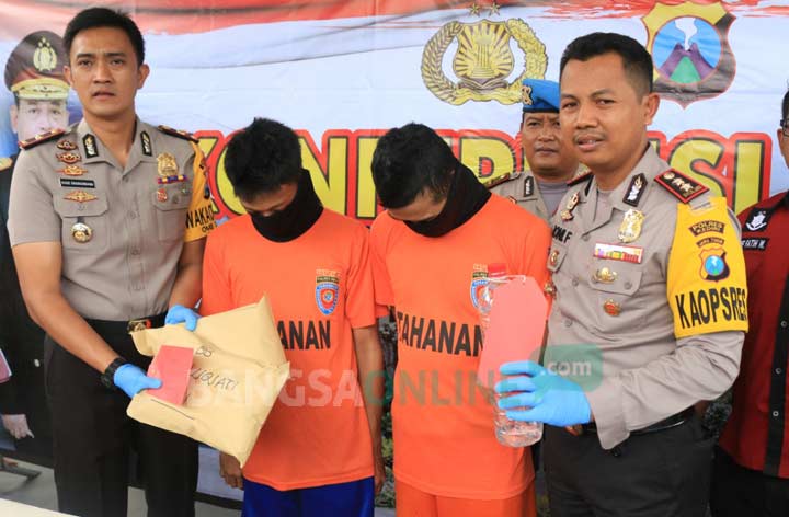 Kedua tersangka saat diamankan di Mapolres Kediri. foto: ARIF K/ BANGSAONLINE