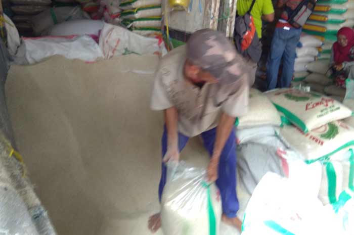 Salah satu agen beras di Tuban.