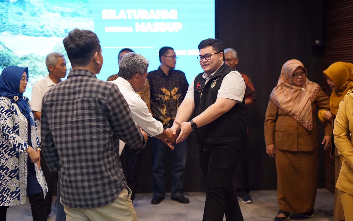 Bupati Kediri Hanindhito Himawan Pramana saat menyalami anggota Kagama. Foto: Ist.