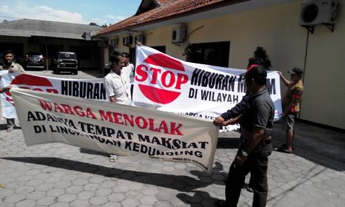 Warga Kedundung terus bergolak tuntut penutupan GP. foto: yudi eko purnomo/ BANGSAONLINE