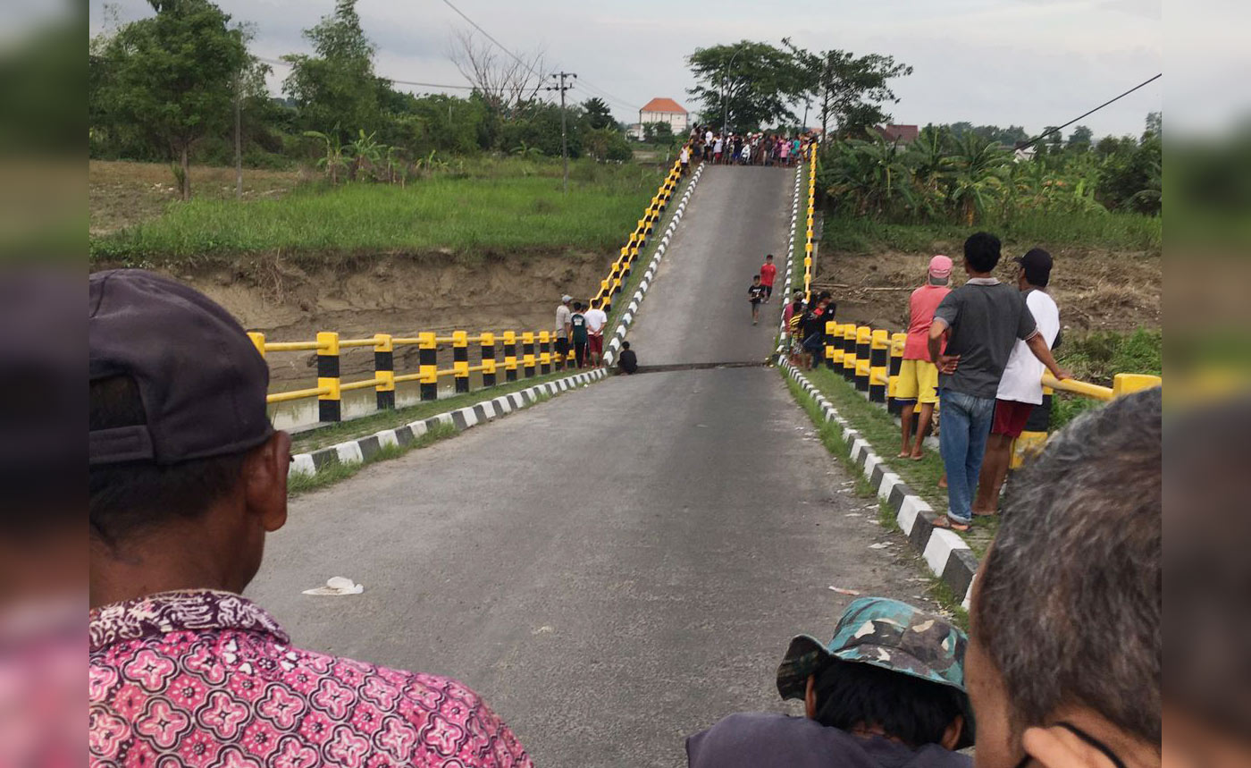 Kondisi jembatan penghubung Dusun Kacangan Desa Bulurejo dengan Desa Gluranploso di Kecamatan Benjeng, Gresik, yang ambruk. foto: SYUHUD/ BANGSAONLINE