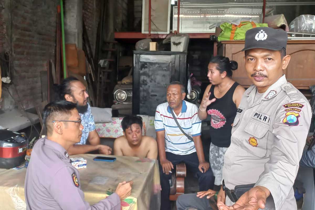 Pelaku saat diamankan warga dan anggota Polsek Waru setelah gagal kabur mencuri sepeda motor di sekitar Bungurasih, Jumat (3/11/2023).