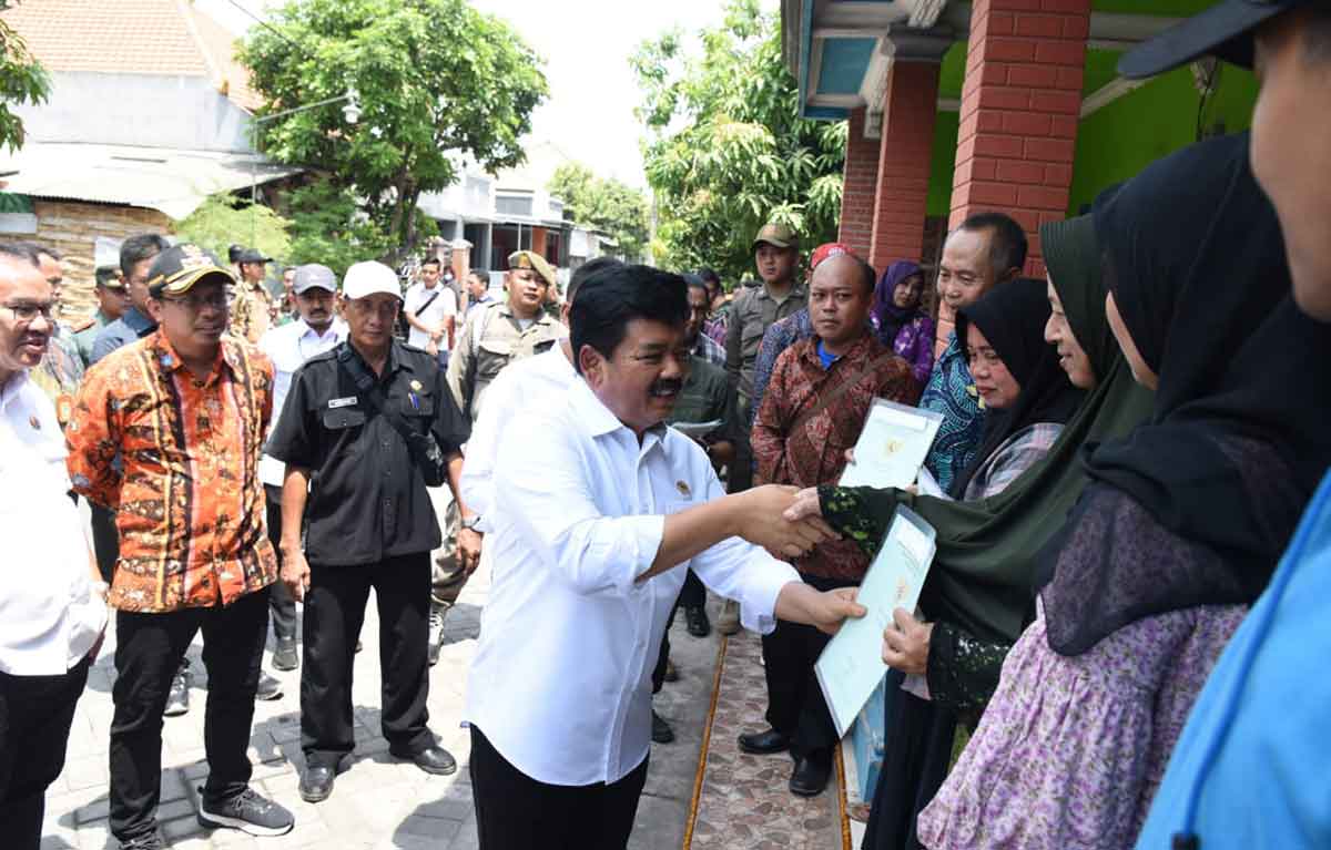 Menteri ATR/BPN, Hadi Tjahjanto, didampingi Bupati Sidoarjo, Ahmad Muhdlor Ali, saat menyerahkan sertifikat tanah ke korban lumpur. Foto: Ist