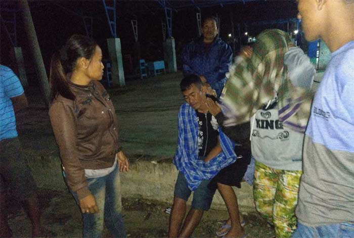Suyanto (bersarung biru), salah seorang nelayan yang sempat terjebak di lautan.