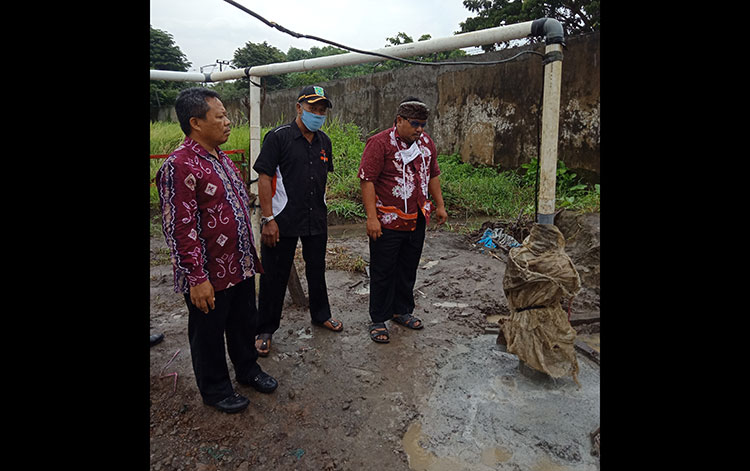 Kepala Desa Kepulungan Didik Hartono saat meninjau lokasi sumber air panas, disaksikan Camat Gempol dan BPD Kepulungan. (foto: ist)