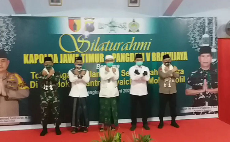Irjen Pol. Dr. Mohammad Fadil Imran, Pangdam V/Brawijaya Mayor Jenderal TNI Widodo Iryansyah, Bupati Bangkalan R. Abdul Latif Amin Imron, K.H. Fahrillah Aschal, dan Ra Nasih Aschal Pengasuh Pondok Pesantren Syaichona Cholil Bangkalan saat melakukan foto bersama.