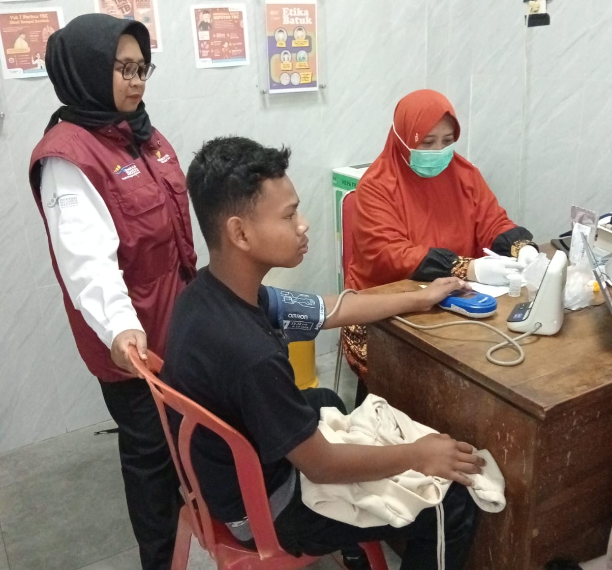 Salah satu calon siswa Sekolah Rakyat Kota Batu saat menjalani cek kesehatan gratis