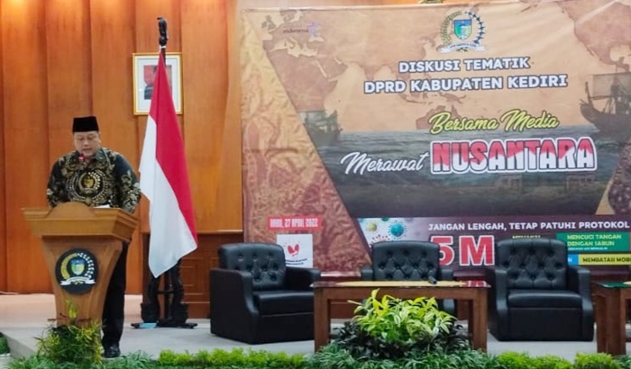 Ketua DPRD Kabupaten Kediri Dodi Purwanto saat memberi sambutan di acara diskusi bersama jurnalis. foto: ist.