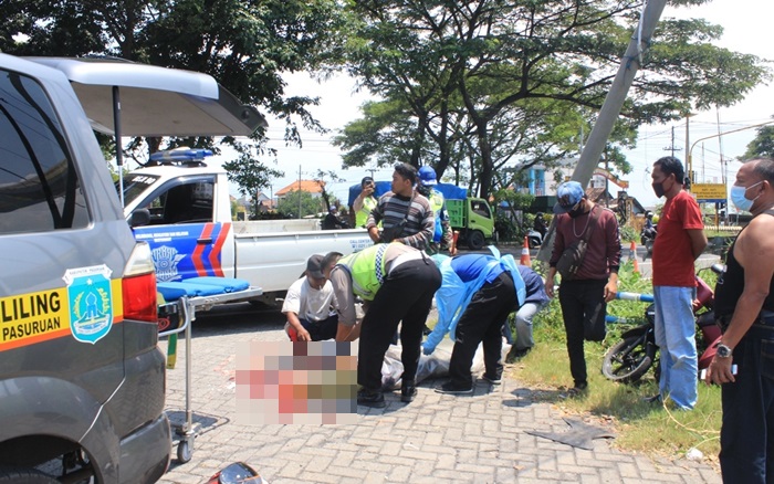 Jenazah korban sedang dievakuasi petugas.
