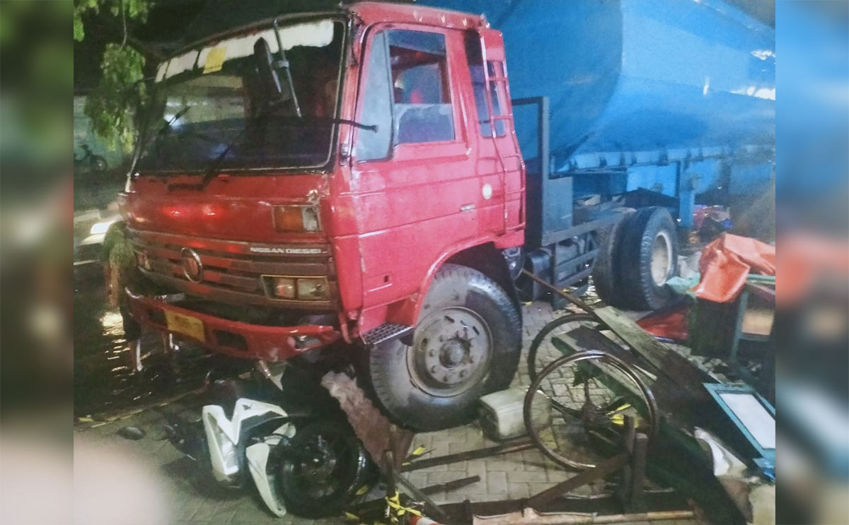 Truk maut yang menabrak dua rombong dan korban.