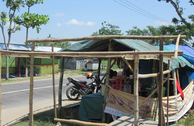 Deretan warung yang terkesan kumuh di Puspem Kabupaten Madiun.