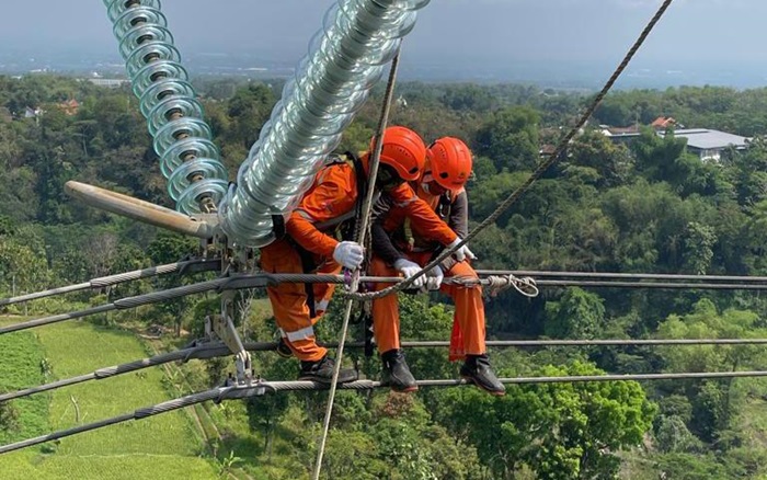 Petugas PLN sedang melakukan perbaikan konduktor (kabel) SUTET 500 kV pada jaringan transmisi.