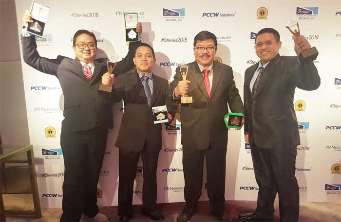 Direktur Pemasaran PG Meinu Sadariyo (dua kanan) bersama staf saat menerima Penghargaan APSA 2018 di Hong Kong, kemarin. foto: ist