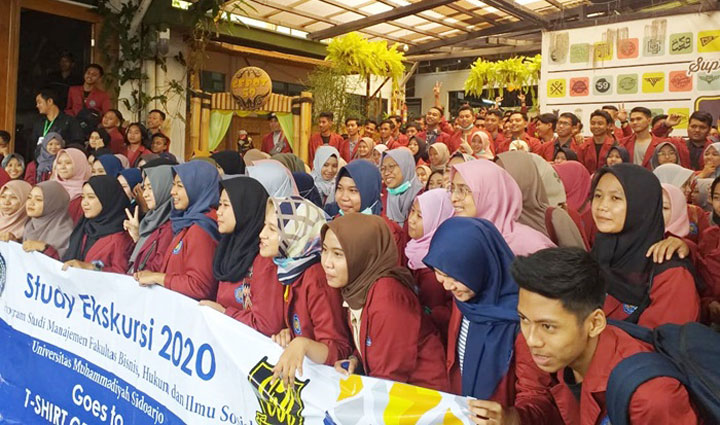 Ratusan Mahasiswa Umsida sedang foto bersama.