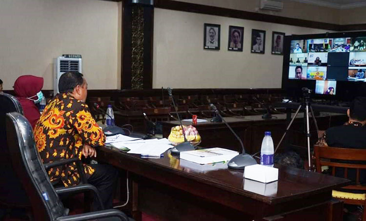 Sekda Ir. Edy Rasiyadi, M.Si sedang melakukan video conference dengan BPK RI Perwakilan Provinsi Jawa Timur terkait LKPD tahun 2019.

