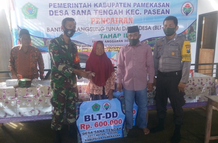 Pembagian BLT-DD tahap III di Balai Desa Sanatengah, Kecamatan Pasean, Kabupaten Pamekasan. 