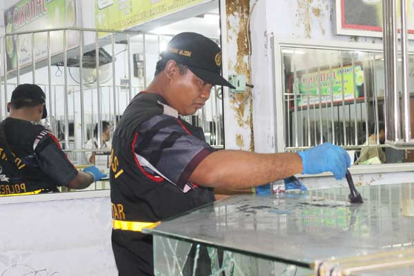 OLAH TKP – Petugas identifikasi Polres Blitar saat memeriksa sidik jari di etalase toko emas Djanoko yang dirampok, di Pasar Dusun Kutukan Desa Slorok Kecamatan Garum Kabupaten Blitar, Rabu (12/8). foto: tri susanto/BANGSAONLINE