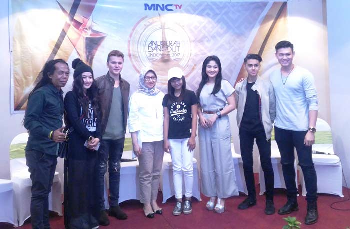 Endah Hari Utari bersama artis dan nominator ADI 2017 saat jumpa pers di Hotel Ibis Style Malang, Rabu (06/12). foto: IWAN IRAWAN/ BANGSAONLINE