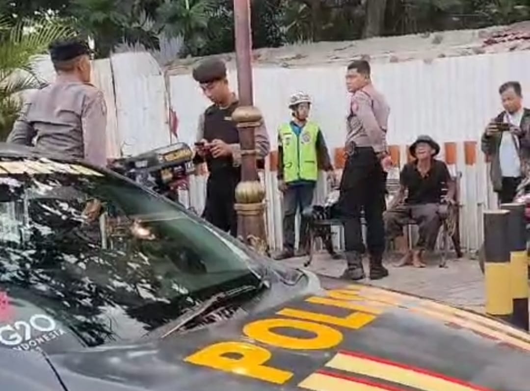 Anggota Polsek Jetis, Polres Mojokerto Koya saat menolong pria bernama Bani yang mendadak sakit di jalanan