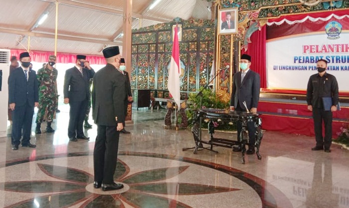 R. Abdul Latif Imron Amin Bupati Bangkalan melantik Ir. R. Moh Taufan Zairinsyah, M.M. sebagai sekda definitif di Pendopo Agung, Selasa (9/6).