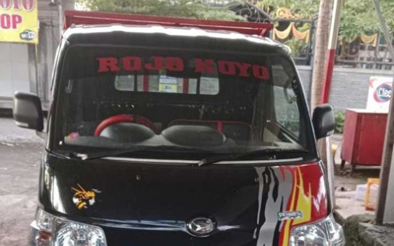 Salah satu mobil pikap yang disewa dan dibawa kabur pelaku.