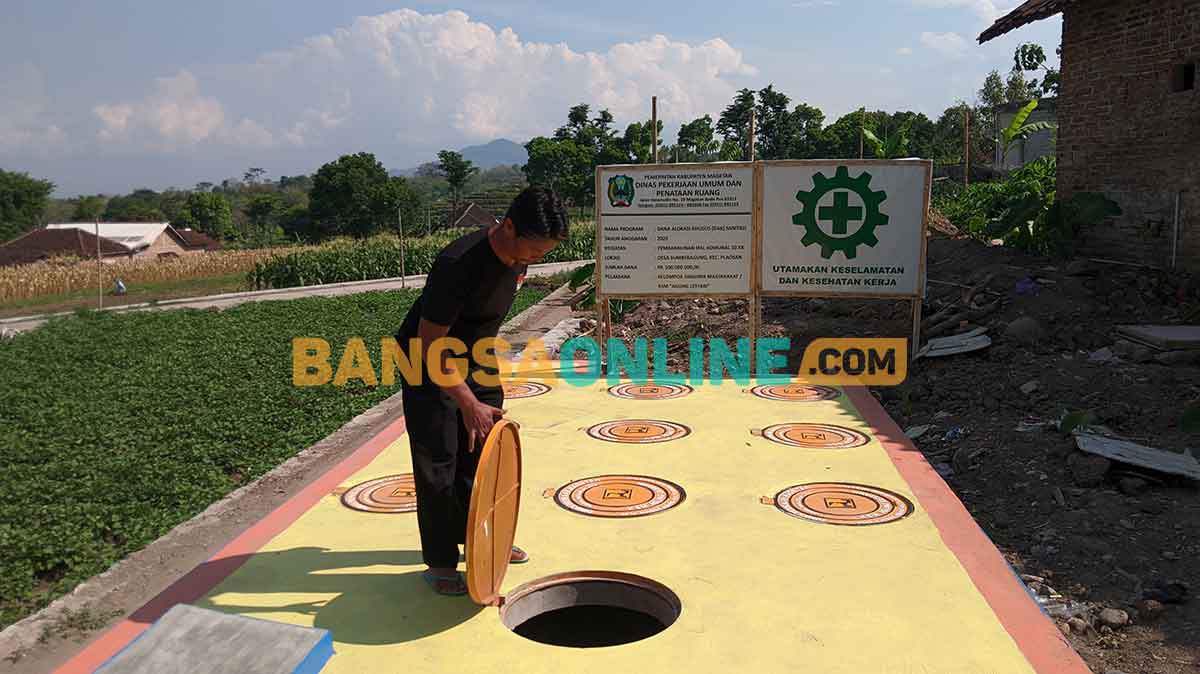 Ketua KSM Agung Lestari saat meninjau hasil akhir septic tank komunal. Foto: HENDRO SUHARTONO/BANGSAONLINE