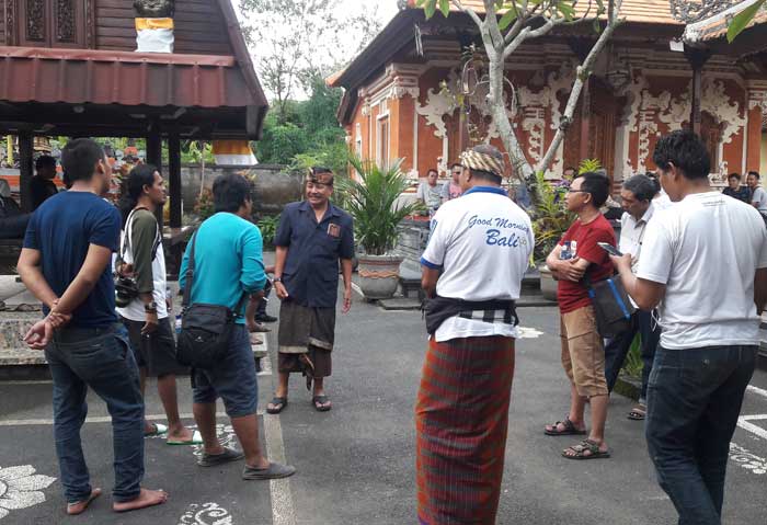 Ketua Adat Desa (Bendesa) Pinge, Denayase Made (67) menjelaskan bangunan di Desa Wisata. foto: ist