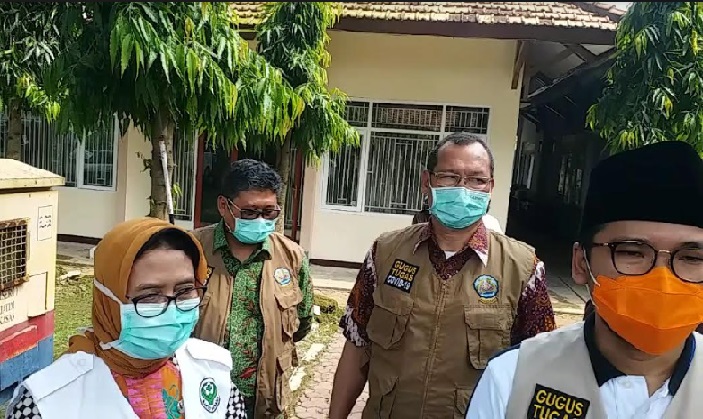 Bupati Bangkalan Abdul Latif Imron Amin didampingi Pjs. Sekda Ishak Sudibyo dan Kepala Dinkes Bangkalan H. Sudiyo bersama Kepala Dinkes Jatim dr. Herlin Ferlina di Posko Isolasi, Observasi, dan Karantina Covid-19 (Balai Diklat) Bangkalan, Jumat (5/6).