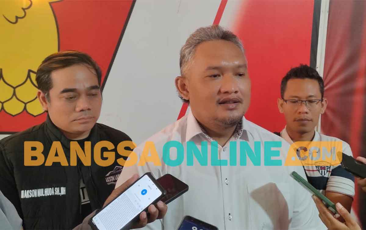 Ari Purnomo Adi saat memberi keterangan kepada wartawan di Kantor DPC Gerindra Kabupaten Kediri. Foto: MUJI HARJITA/BANGSAONLINE