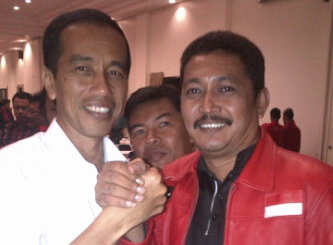 SALAM KOMANDO – Ketua Bappilu DPC PDI-P Sidoarjo Tarkit Erdianto bersama Capres Jokowi kala Rakorda Pemenangan Pemilu dan Silaturahim Calon Presiden RI Joko Widodo, di Hotel Jambuluwuk, Batu, Minggu (30/3/2014) lalu. foto istimewa