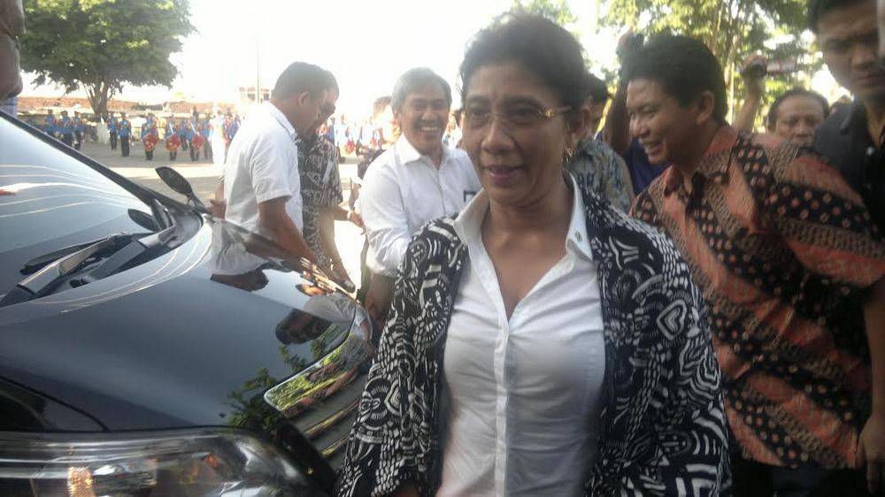 Menteri "Tomboi" Susi tampak "gagah" dan tanpa ragu untuk menenggelamkan kapal asing pencuri ikan. foto: detik.com 