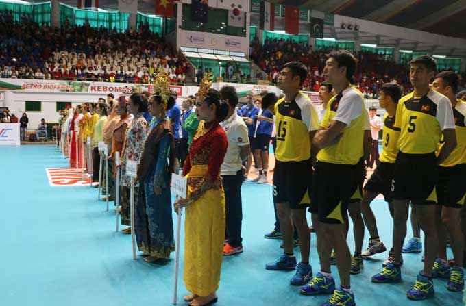 Para kontingen voli dari 16  negara di Asia saat pembukaan laga perdana voli Asia 2017 di SOR Tridharma Petrokimia Gresik. foto: SYUHUD/ BANGSAONLINE