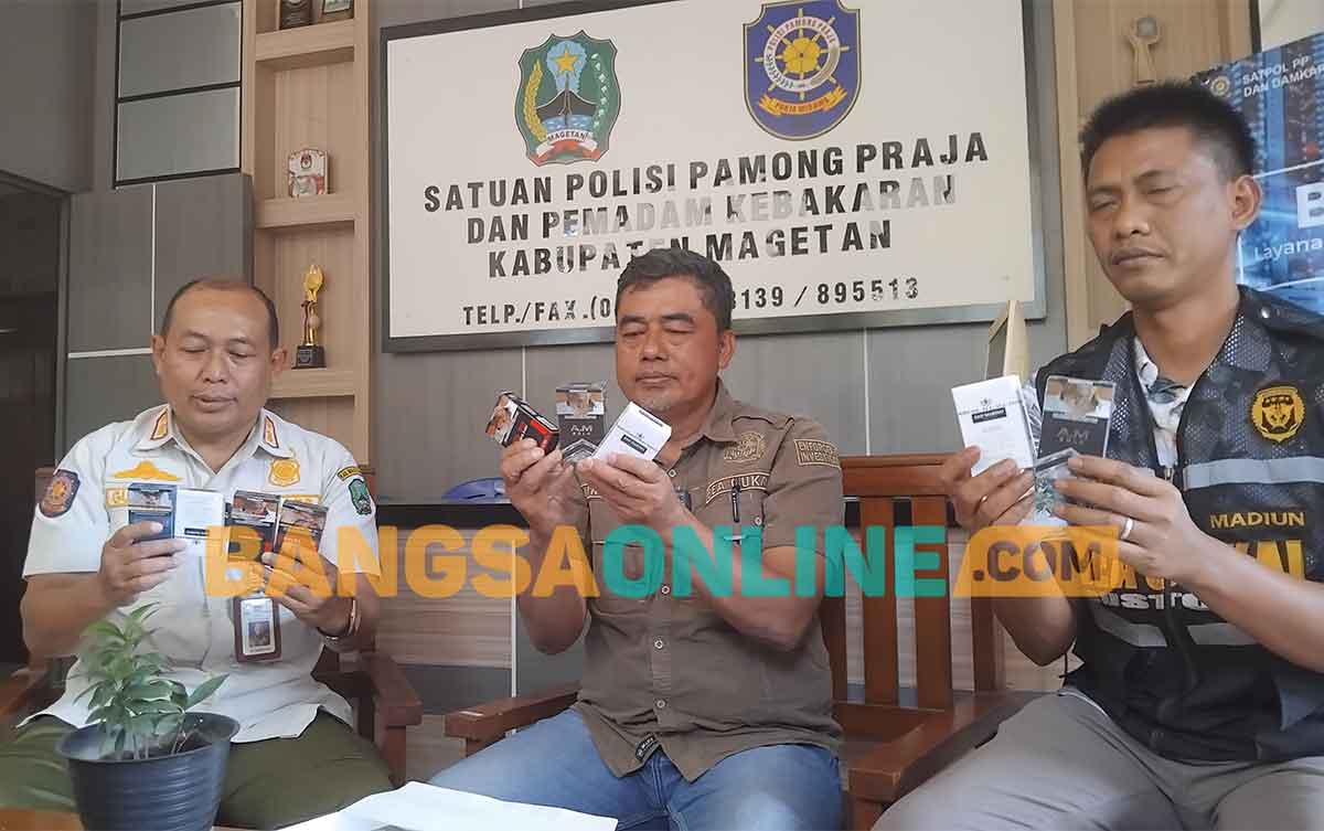 Kabid Gakda Satpol PP dan Damkar Magetan bersama petugas dari Bea cukai saat menunjukkan rokok ilegal. Foto: HENDRO SUHARTONO/BANGSAONLINE