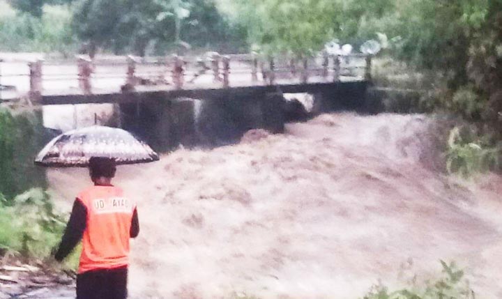 Potensi bencana mengancam Kabupaten Mojokerto. Cuaca ekstrem belakangan makin kentara karena tingginya intensitas hujan. 