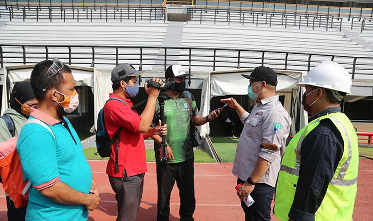 Rombongan Pengurus PSSI saat meninjau langsung perbaikan atau renovasi Stadion Gelora Bung Tomo, Rabu (5/8/2020). (foto: ist).